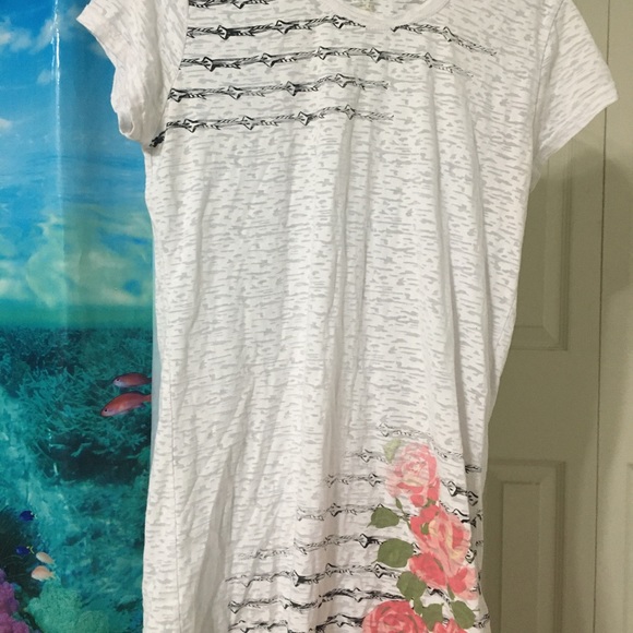 Roses and barbwire Western style women’s tee - Picture 1 of 5